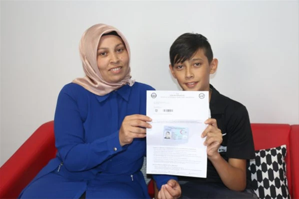 Yeni kimlik kartını görünce inanamadı!