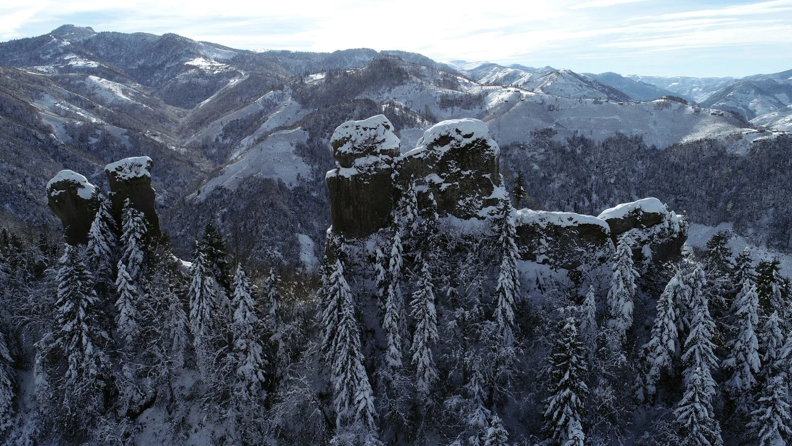 Ordu'nun peri bacaları kışın büyüleyici atmosferiyle göz kamaştırıyor