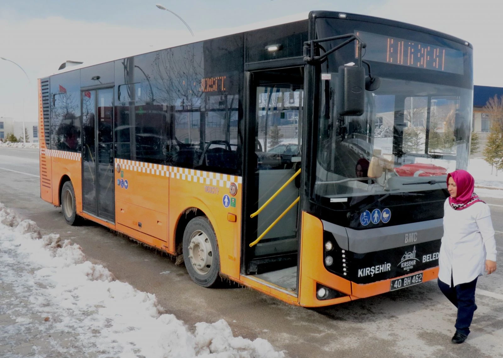 'Git evinde bulaşık yıka' diyenlere inat, otobüs şoförü oldu