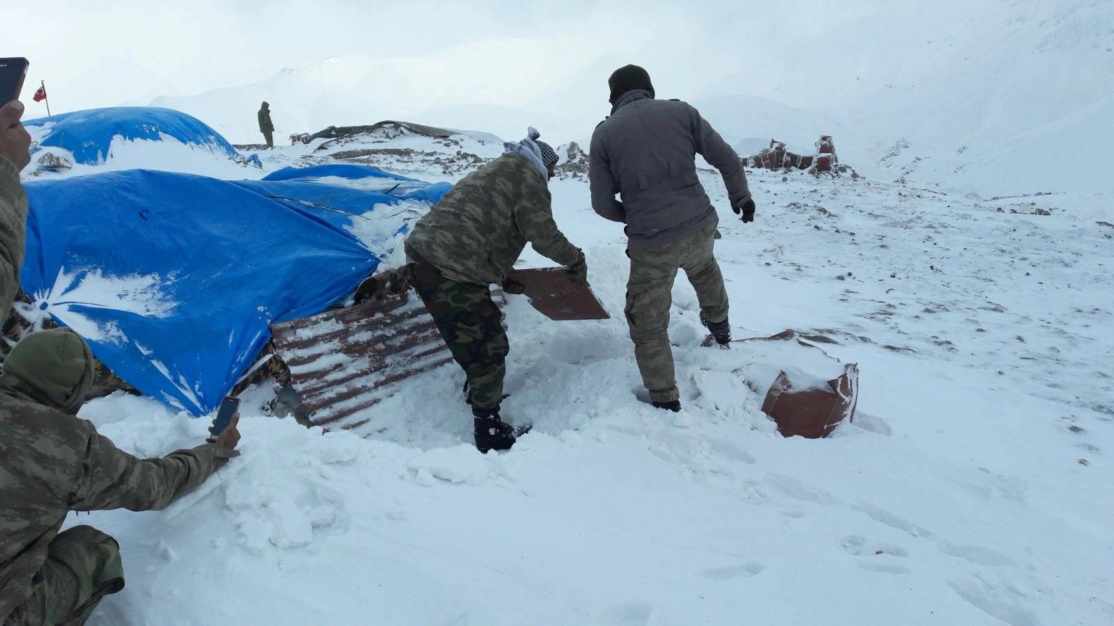 Kato Dağı’nda hem terörle, hem de karla mücadele ediliyor