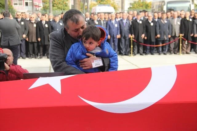 Şehit cenazesine giderken şehit olan polis gözyaşlarıyla uğurlandı