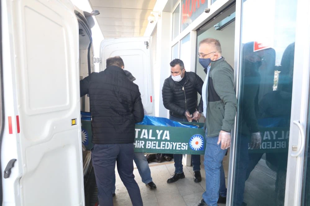 Eşini ve kendini öldüren doktorun cenazesini arkadaşları aldı