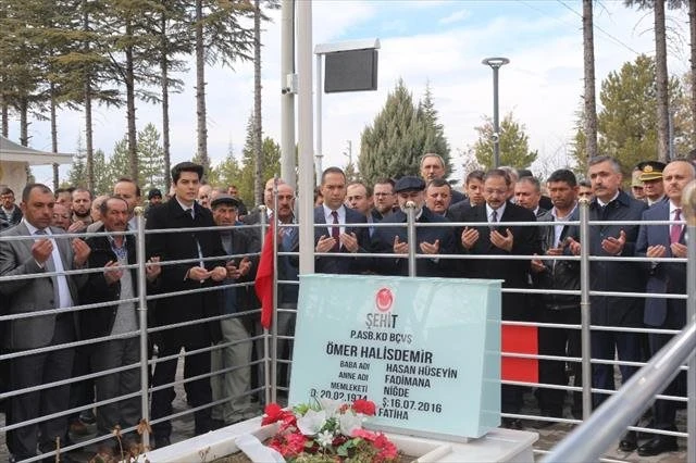 Bakan Mehmet Özhaseki, Ömer Halisdemir’in kabrini ziyaret etti