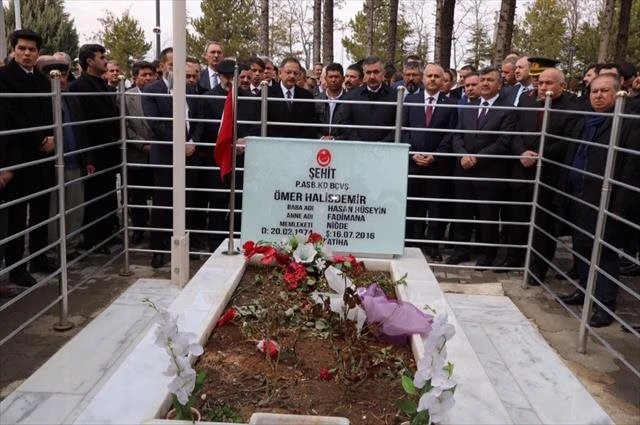 Bakan Mehmet Özhaseki, Ömer Halisdemir’in kabrini ziyaret etti