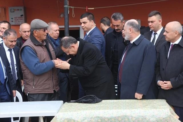 Bakan Mehmet Özhaseki, Ömer Halisdemir’in kabrini ziyaret etti