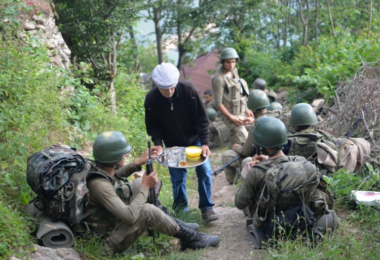 Asker millet el ele, Mehmetçik'e ikram