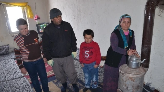 Cizre'de görevli asker Yüksekova'daki aileye yardım etti