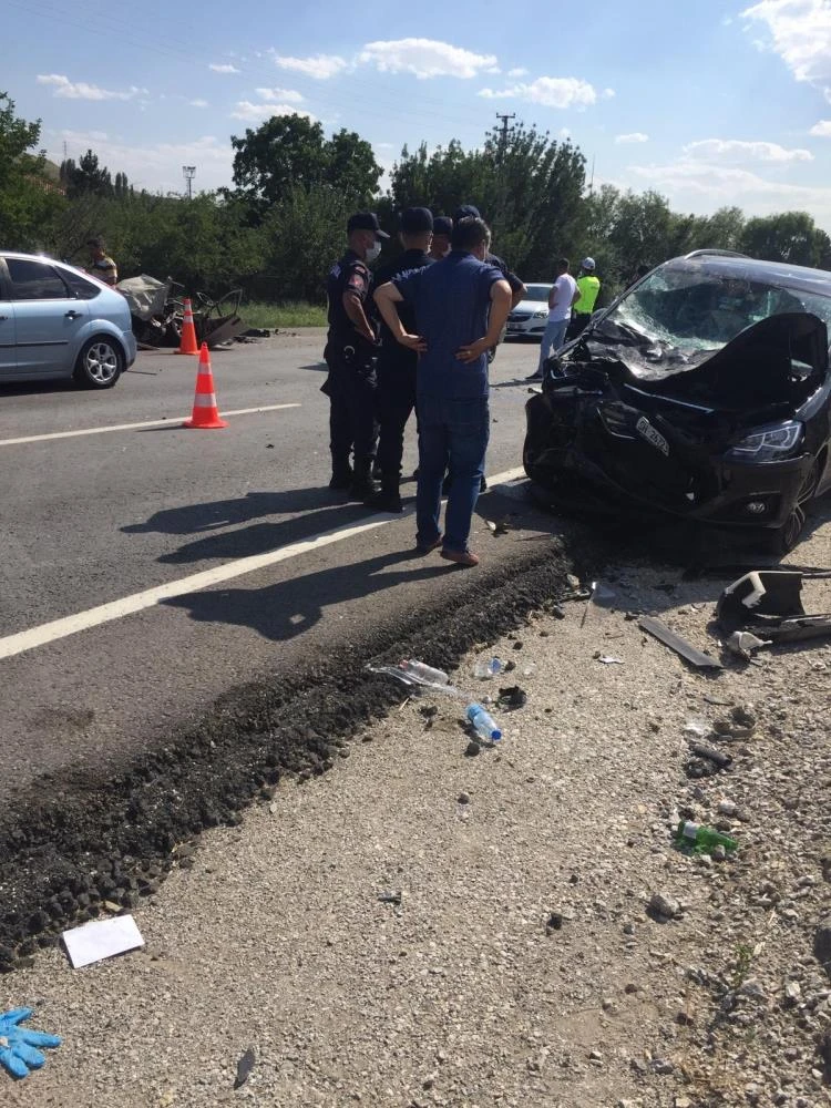 Makas atan otomobil dehşet saçtı: 1 ölü, 10 yaralı