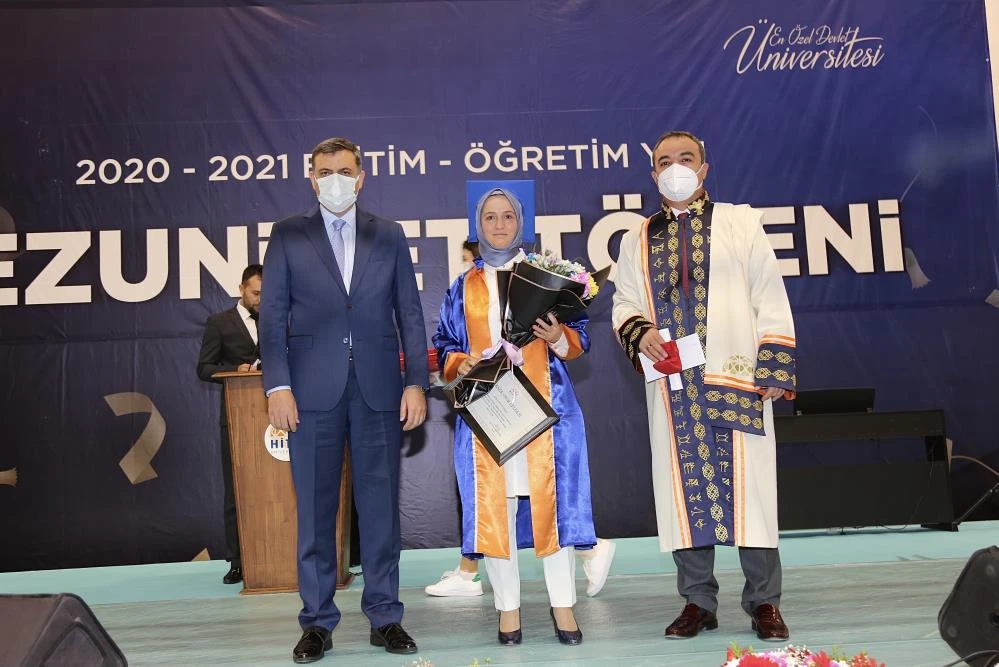 Azmin zaferi: 52 yaşındaki 3 çocuk annesi üniversiteyi birincilikle bitirdi