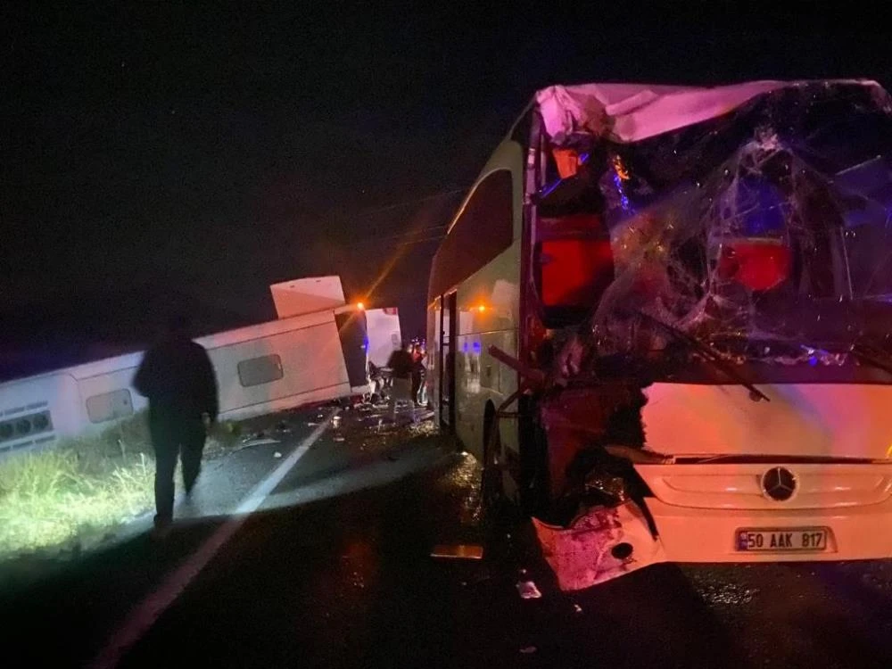 Son dakika! Öğrencileri taşıyan iki otobüsten biri devrildi: Çok sayıda yaralı var