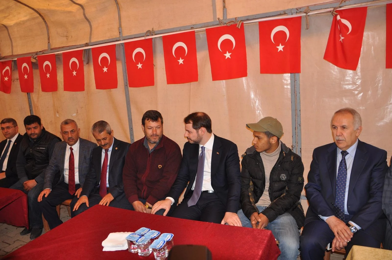 Bakan Albayrak, Reyhanlı'daki şehit ailelerini ziyaret etti