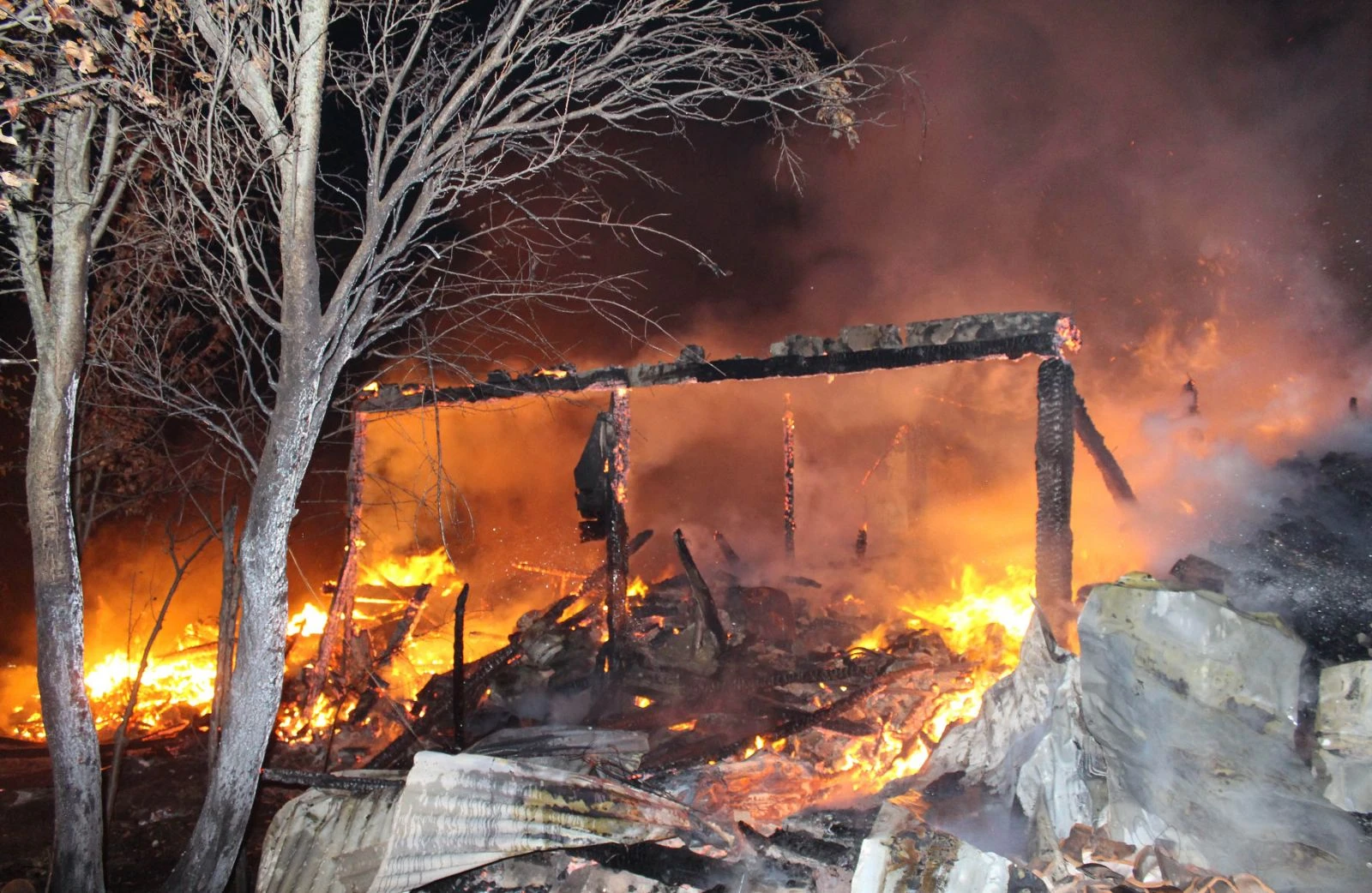 Elektrik kontağından çıkan yangında  3 ev küle döndü!