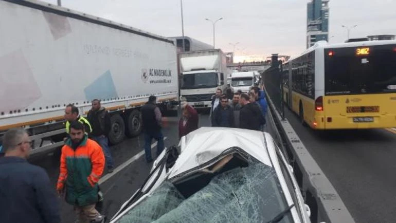 Son dakika: E-5'te kamyon devrildi! Yol kapandı...