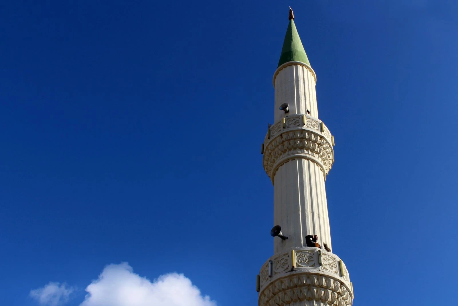 Telefonla konuşmak için buz gibi havada çatılara ve ağaçlara çıkıyorlar