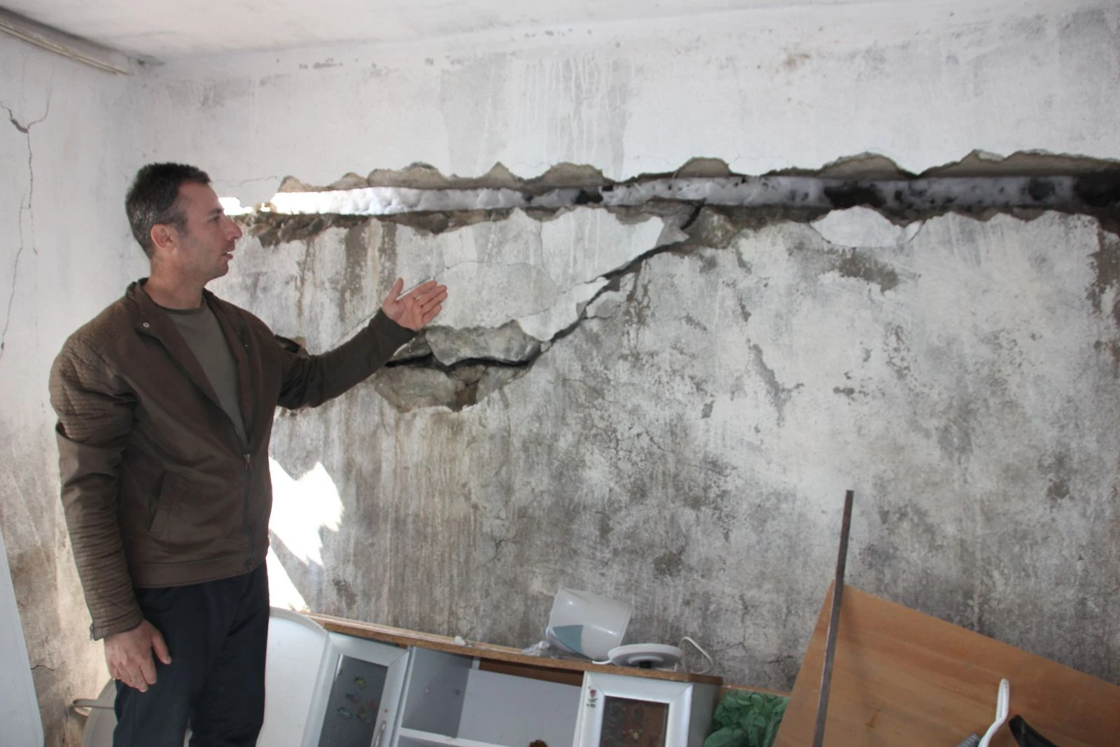 Toprak kayması sonucu 7 evde hasar oluştu