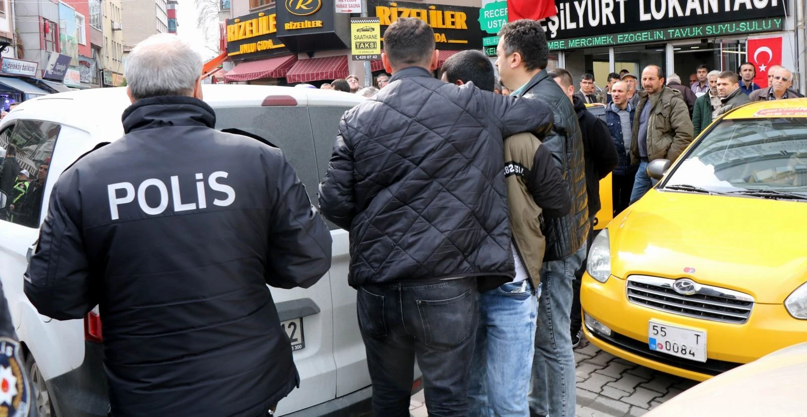 Boğazına bıçak dayanan kişiyi polis kurtardı