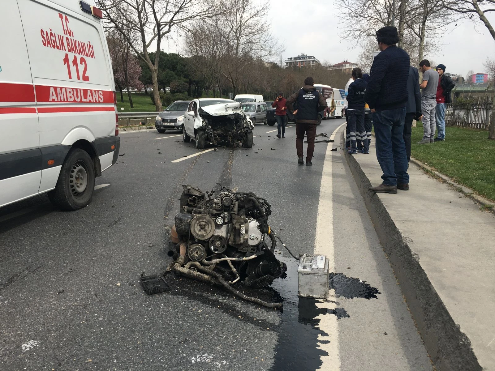 Bariyerlere çarpan otomobilin motoru ayrıldı