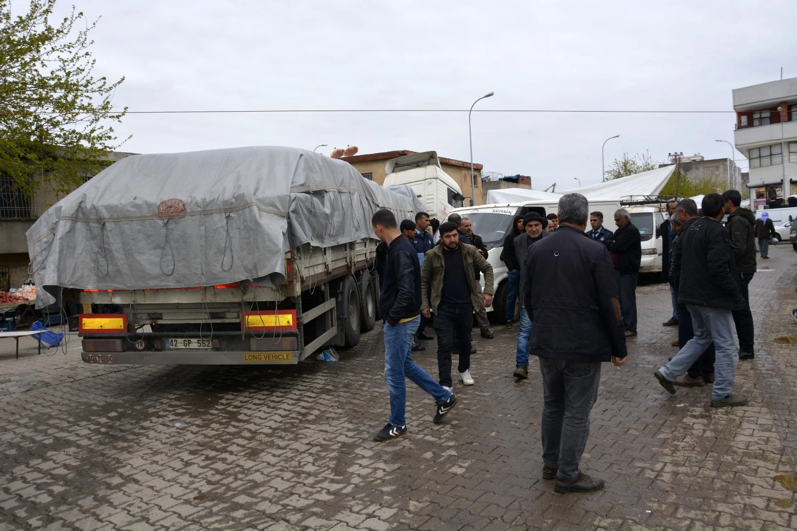 Şanlıurfa’da freni boşalan tır pazara daldı
