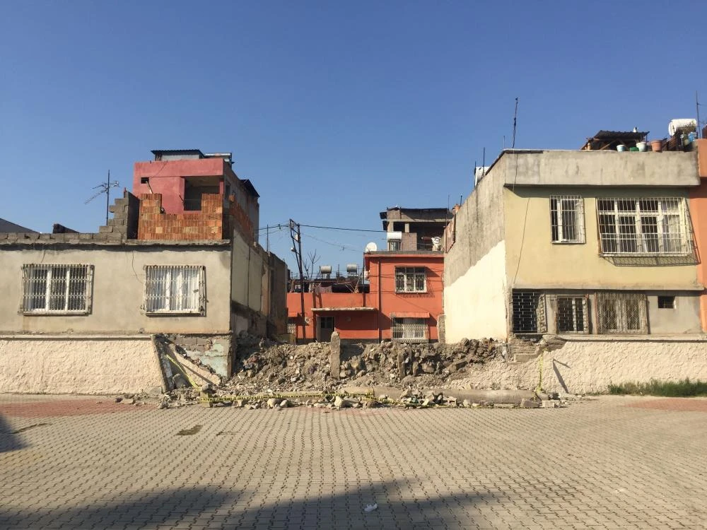 Okulda devrilen duvarın altında kalan çocuk hayatını kaybetti