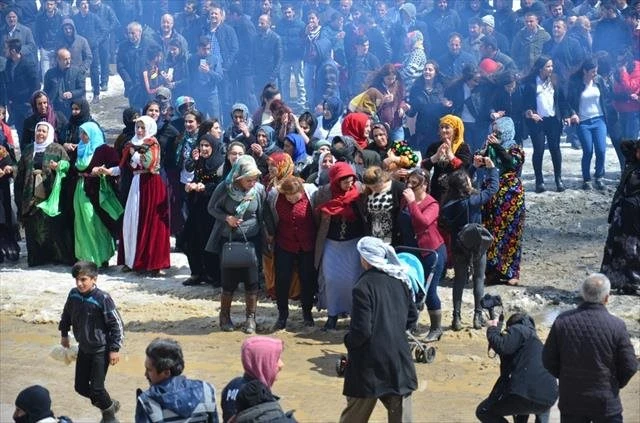Hakkari Yüksekova'da nevruz kutlamalarında arbede