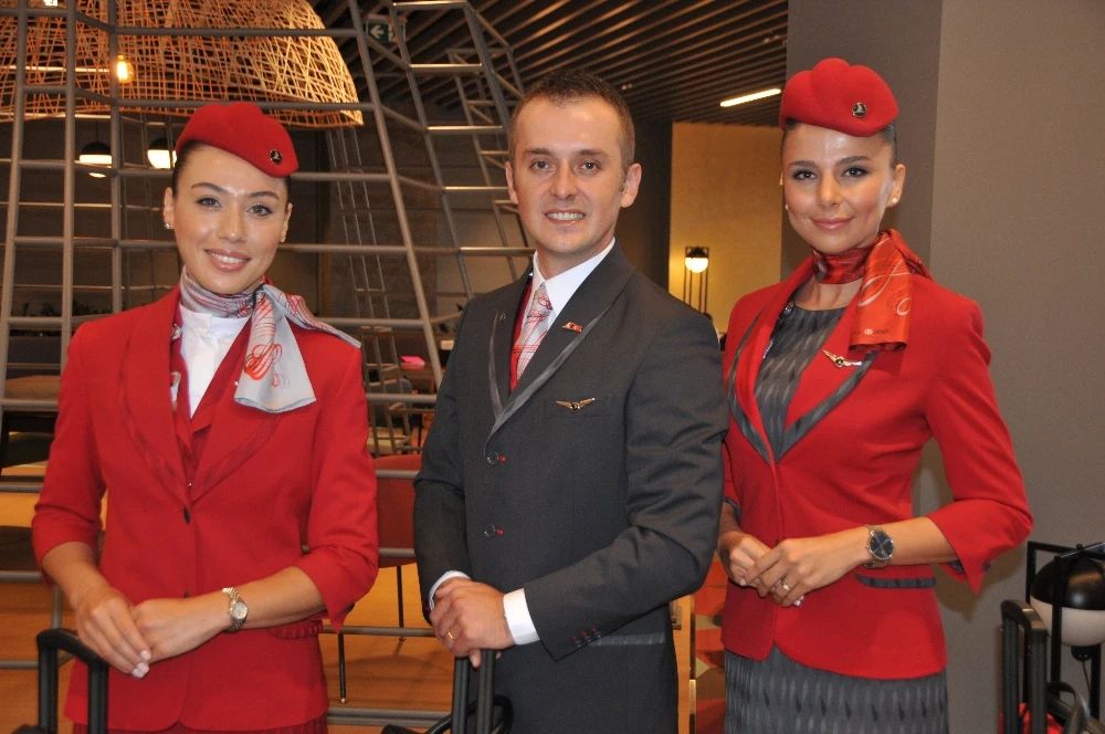 THY kabin ekipleri yeni kıyafetlerini giydi