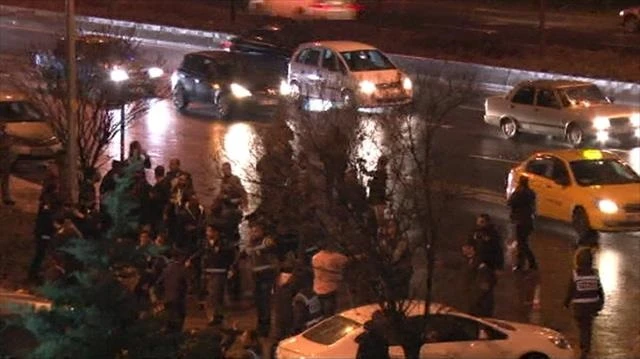 AK Parti konvoyuna CHP önünde taşlı saldırı