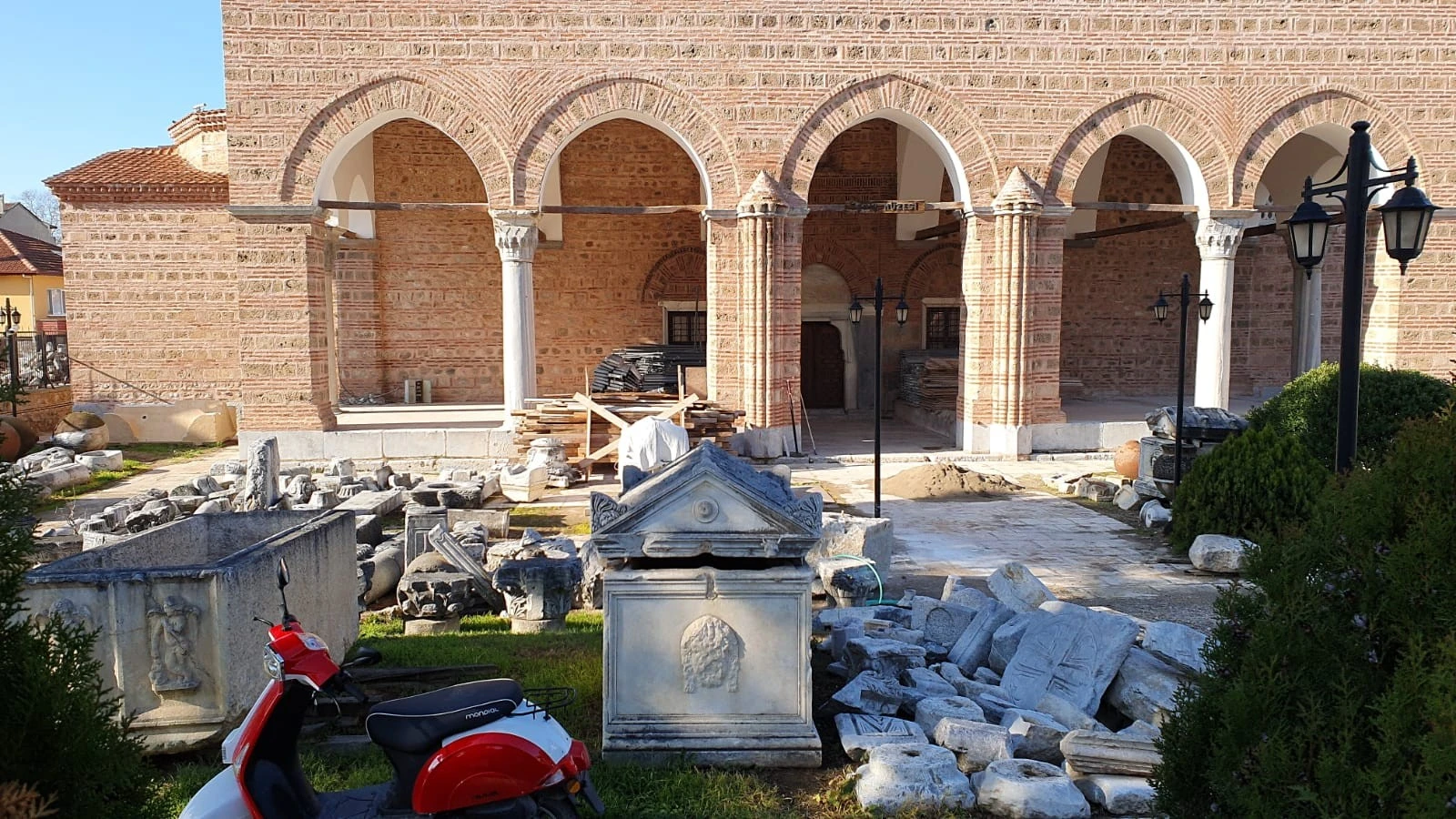 75 bin eser konteynerde çürüyor