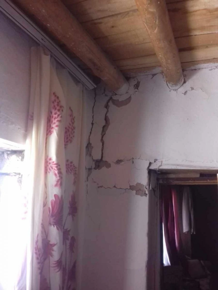 Van Özalp'te meydana gelen depremde evler hasar gördü