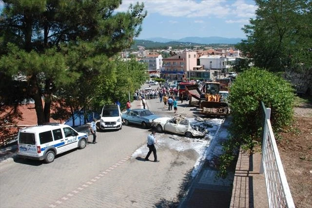 Tırdan düşen iş makinesi ortalığı birbirine kattı