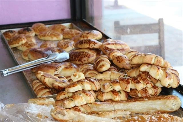 Müşteri çekebilmek için böreklerinin arasına altın koyuyor!