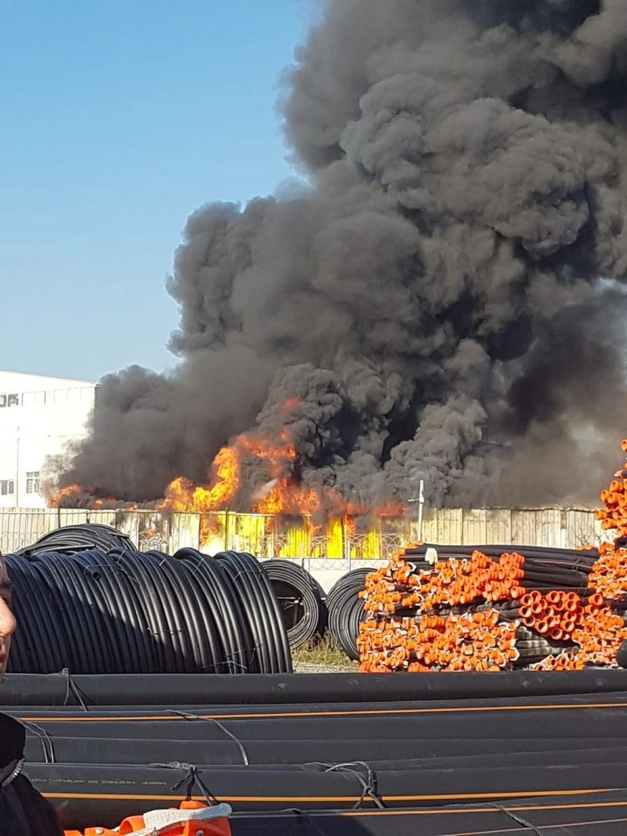 Pendik'te geri dönüşüm fabrikasında çıkan yangın korkuttu