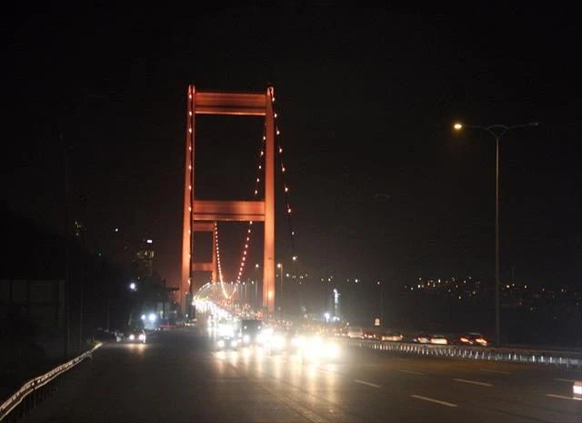 İstanbul kadına şiddete karşı turuncuya büründü