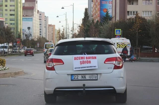 Kadın sürücüden arabasının arkasına ilginç pankart