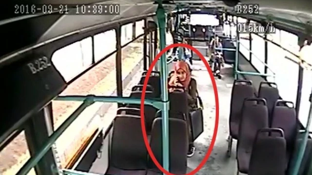 Otobüsün kamerasından olanları izledi, şaştı kaldı