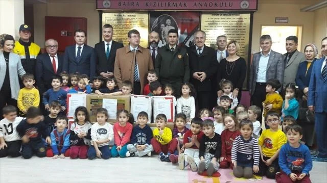 Minik öğrencilerden askerlere duygulandıran hediyeler