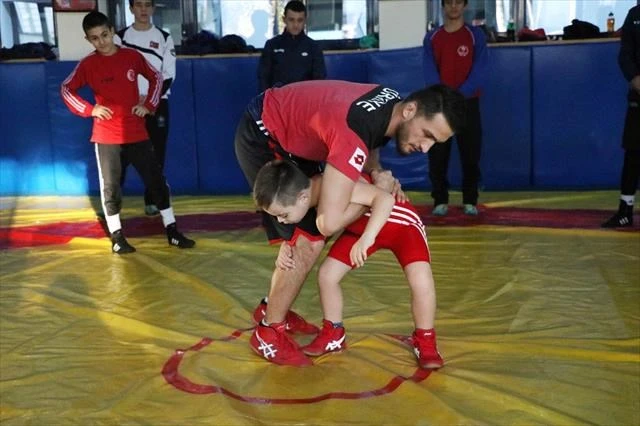 Emirhan dünyaya örnek oluyor