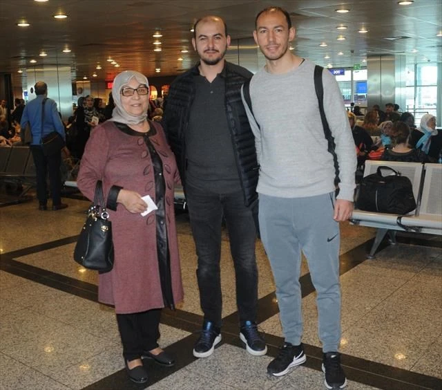 Futbolcu Umut Bulut umreye gitti