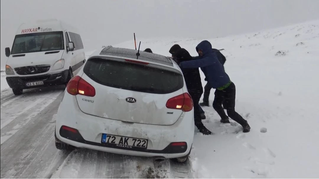 Yolda mahsur kaldılar, halay çekerek kurtarılmayı beklediler