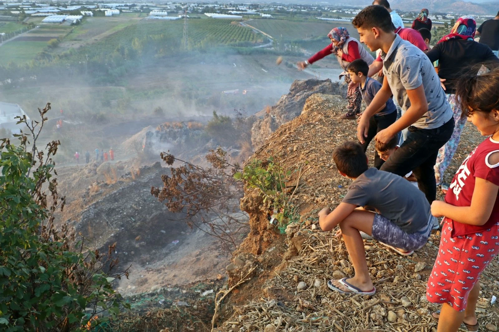 Antalya’da mahalleliyi sokağa döken yangın