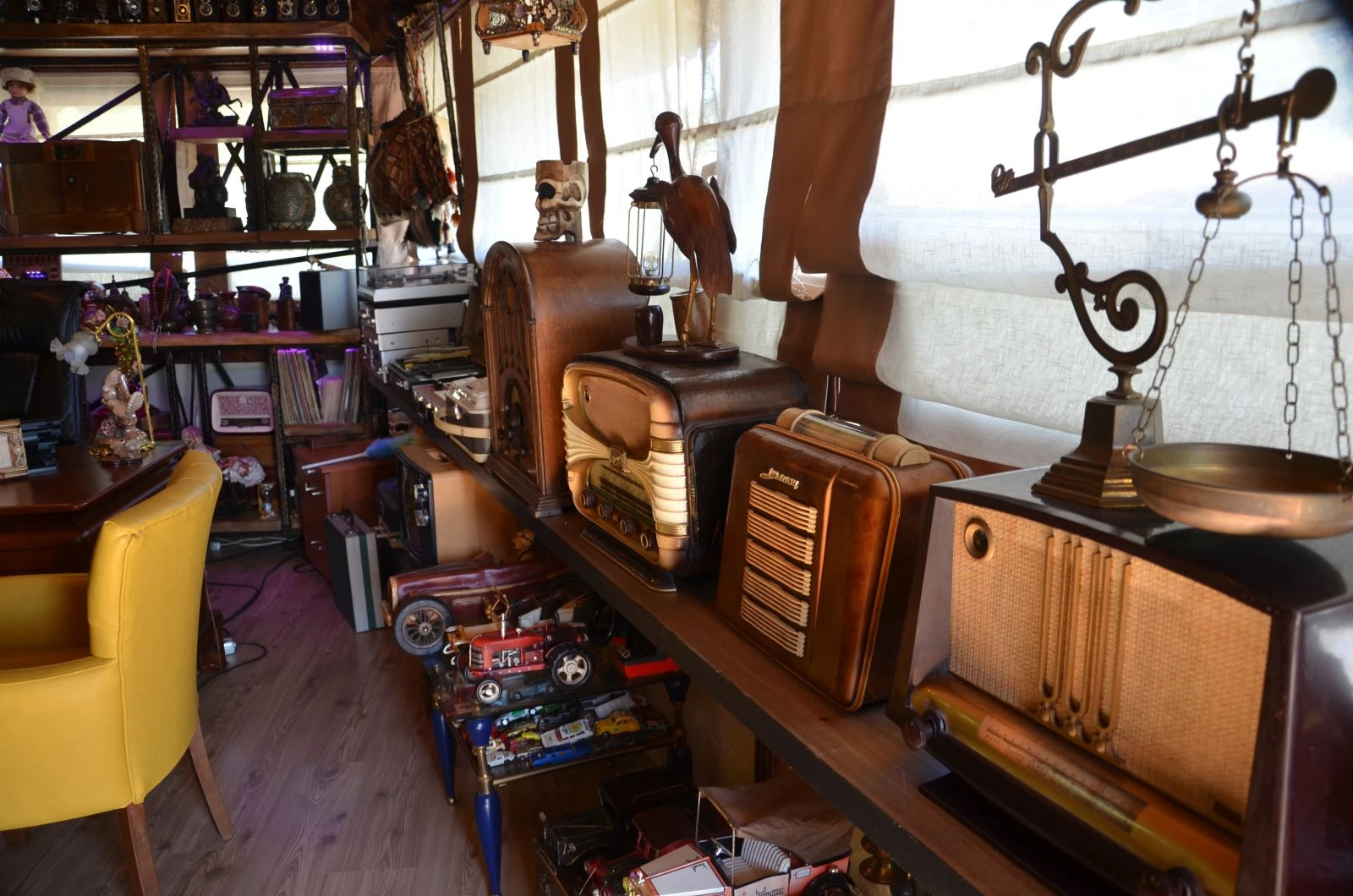 10 yıldır topladığı antika eşyalarla ofisini müzeye çevirdi