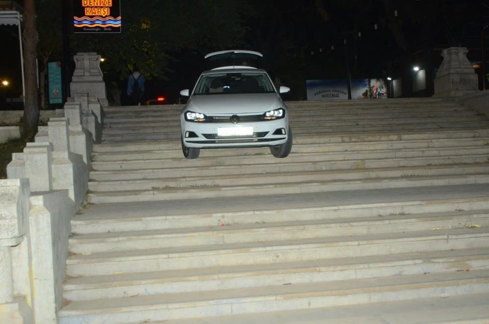 Önce navigasyona sonra inadına uydu: Merdivenlerde asılı kaldı