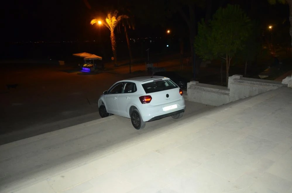 Önce navigasyona sonra inadına uydu: Merdivenlerde asılı kaldı