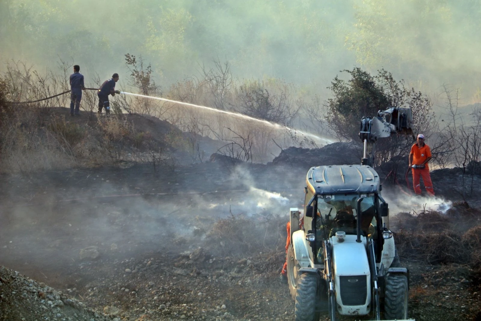 Antalya’da mahalleliyi sokağa döken yangın