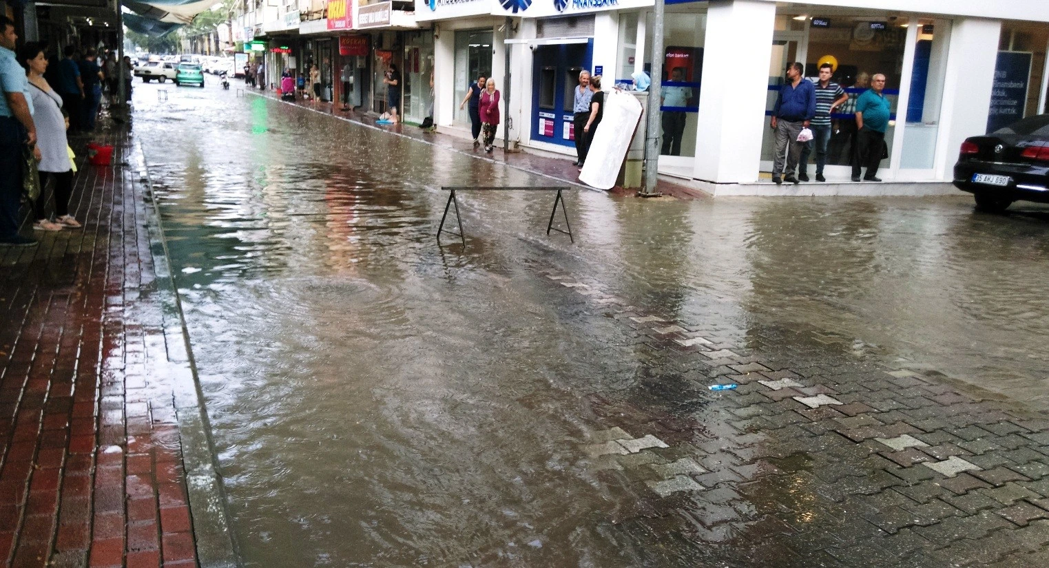 Ödemiş’i sağanak vurdu: Araçlar sürüklendi, tarım alanları sular altında kaldı