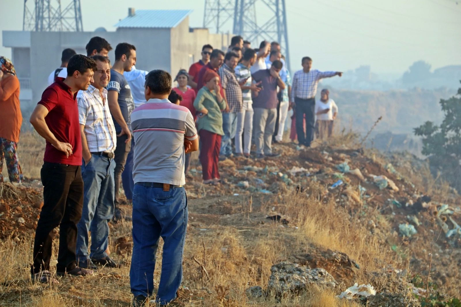 Antalya’da mahalleliyi sokağa döken yangın
