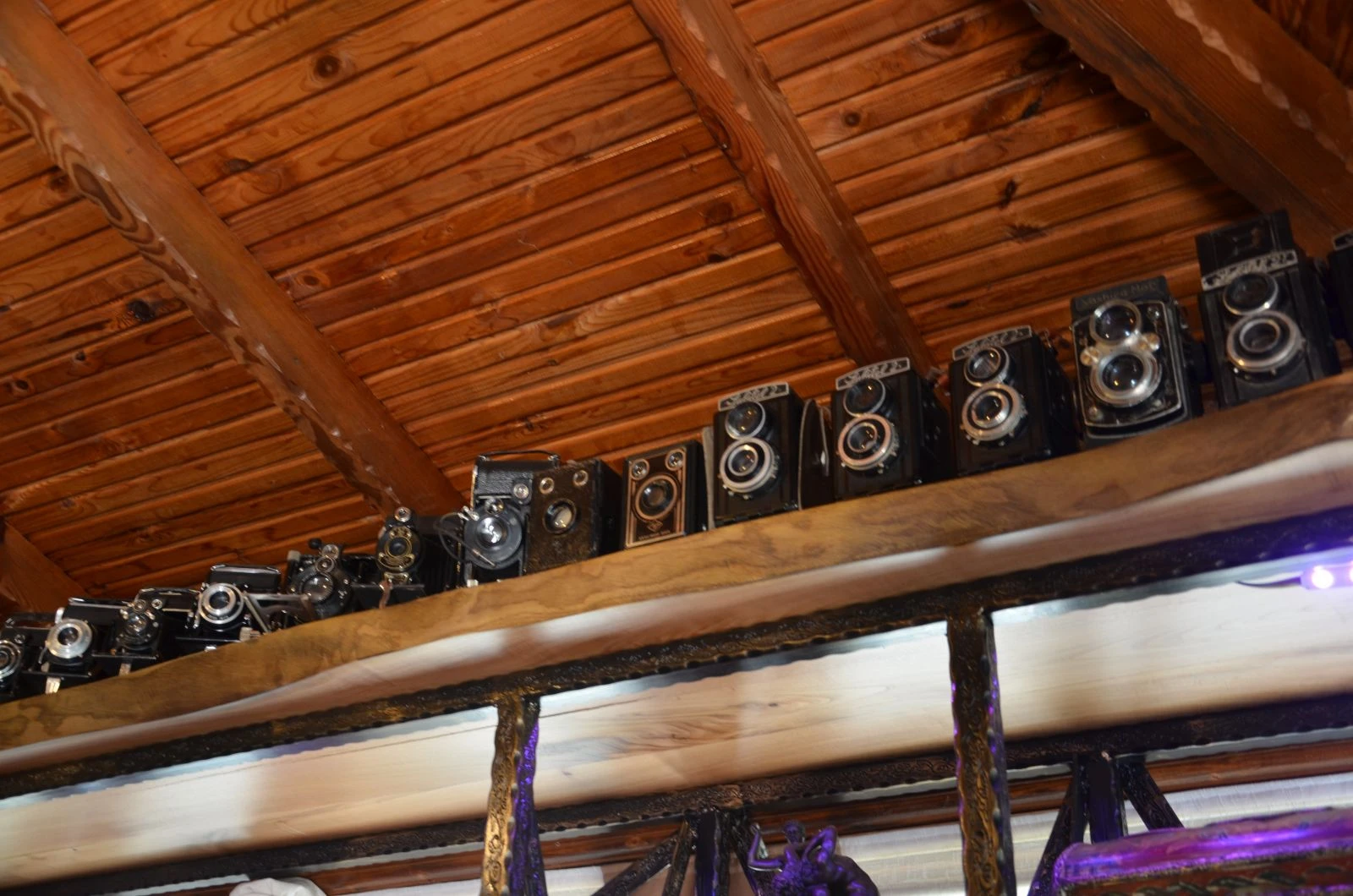 10 yıldır topladığı antika eşyalarla ofisini müzeye çevirdi