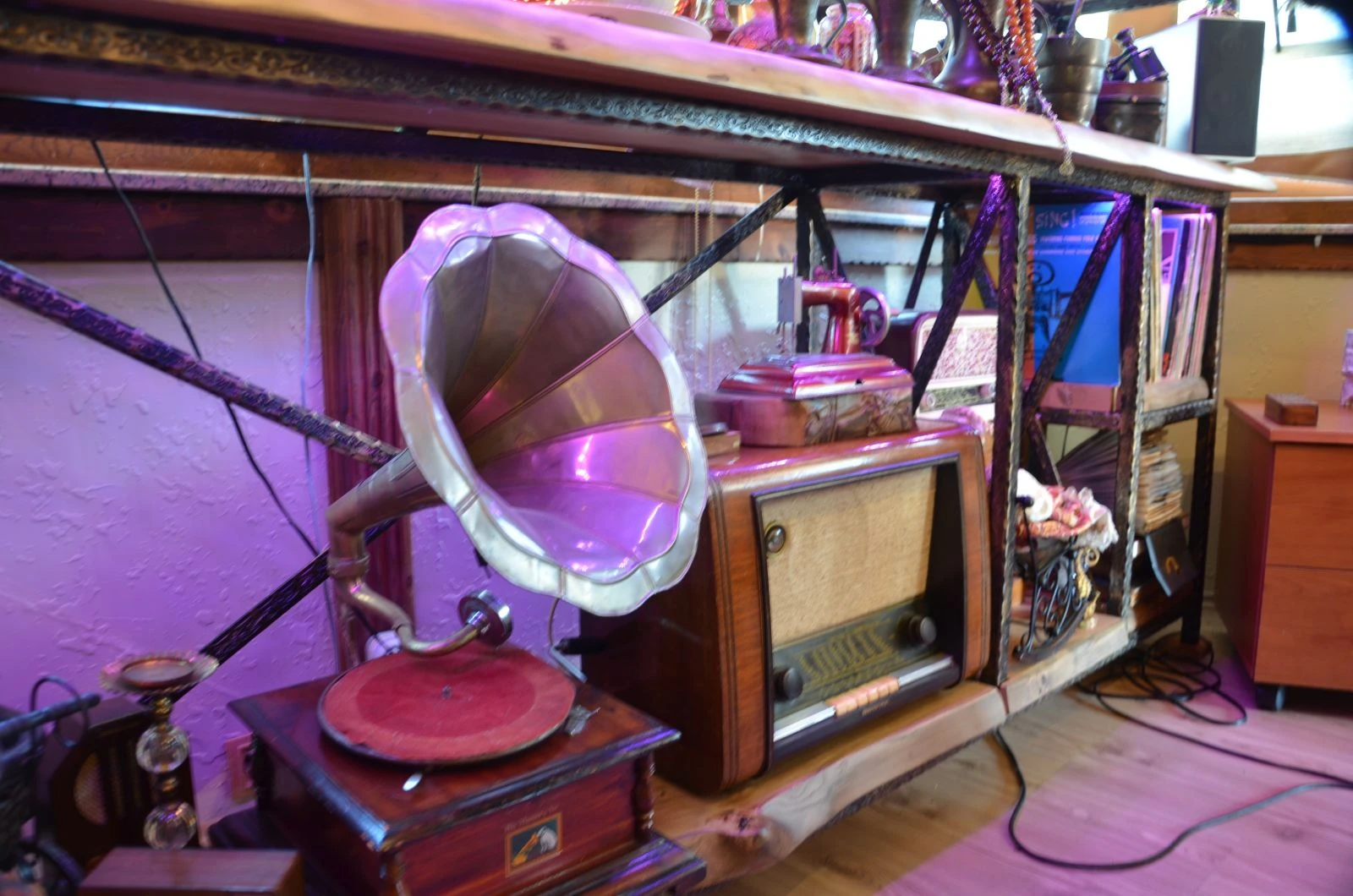 10 yıldır topladığı antika eşyalarla ofisini müzeye çevirdi