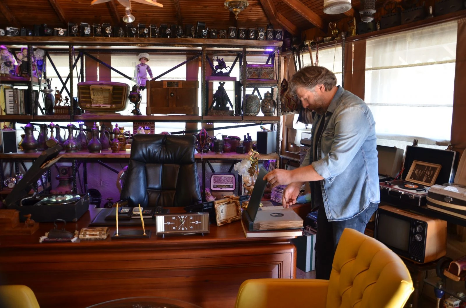 10 yıldır topladığı antika eşyalarla ofisini müzeye çevirdi