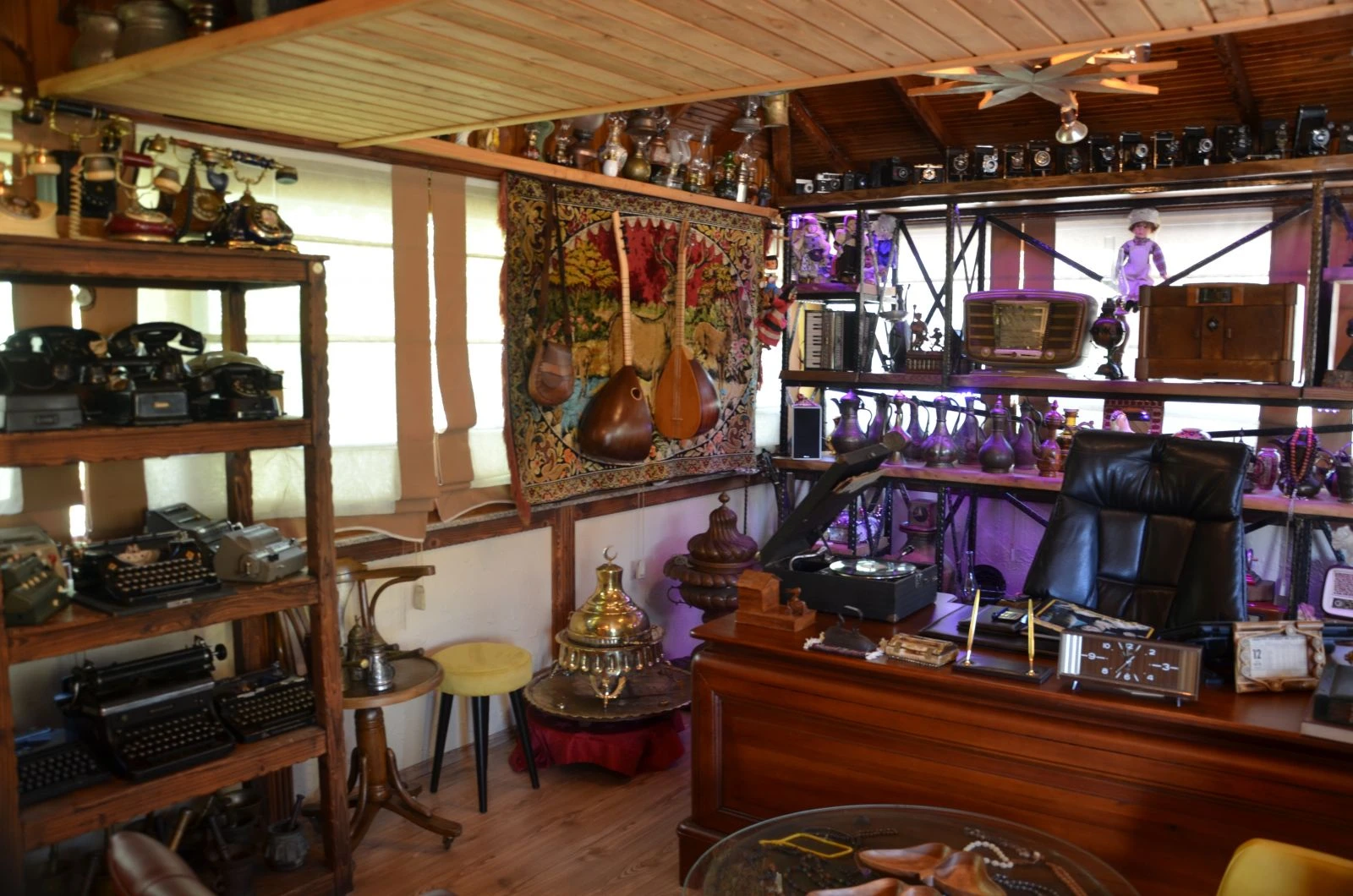 10 yıldır topladığı antika eşyalarla ofisini müzeye çevirdi