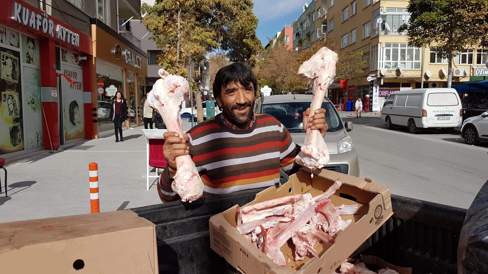 Ekmeğini kemikten çıkarıyor